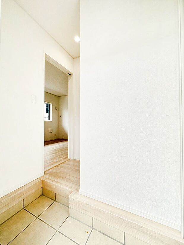 【玄関】家族の帰宅やお客様をあたたかく迎える玄関