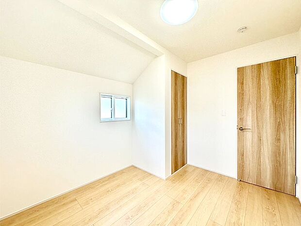 【子供部屋】窓からのやさしい光が心地よいプライベートルーム