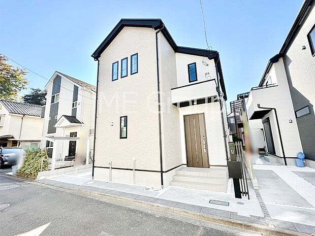 【現地外観写真】上質感あふれる外観デザイン。魅力の住まいを実現。