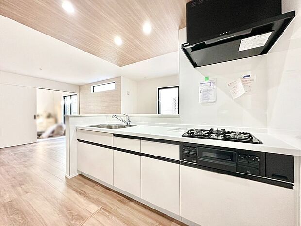 【ダイニングキッチン】カウンター越しに楽しいおしゃべり。いつものお料理がもっと美味しくなりそうですね。