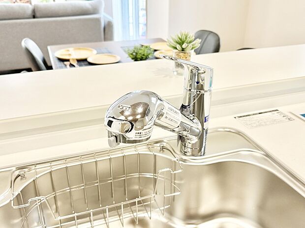 【その他設備(蛇口一体型浄水器)】いつでも清潔なおいしいお水を。一つの水栓で水道水と浄水を使い分け。