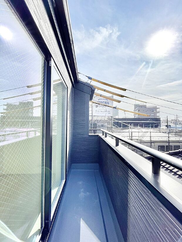 【バルコニー】ゆったりバルコニーだから沢山お洗濯ものを干せます。