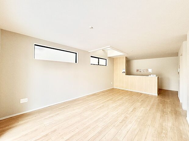 【リビング】ご家族の賑やかな話し声で包まれる明るいリビング