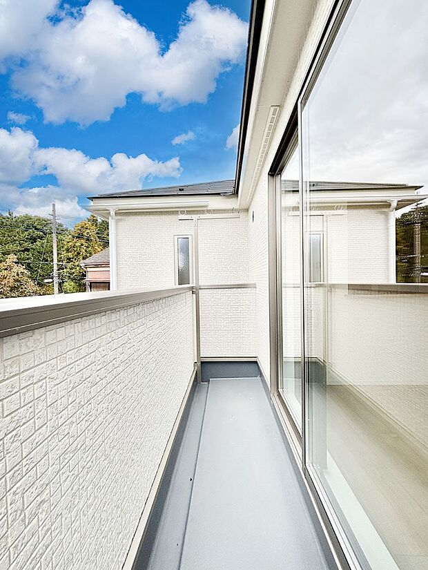 【バルコニー】ゆったりバルコニーだから沢山お洗濯ものを干せます。