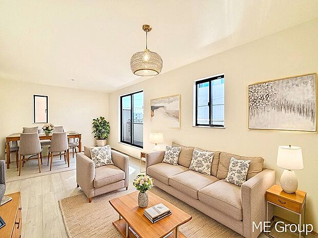 【リビング】ご家族の賑やかな話し声で包まれる明るいリビング  ※家具はCGです