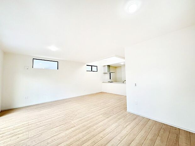 【ダイニング】快適な床暖房付きの広々リビング。家族が自然と集まる憩いのスペースになりそう