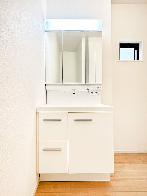 【洗面台・洗面所】スタイリングに便利な三面鏡、ミラーキャビネットで細かい物スッキリ