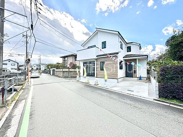 【現地外観写真】たっぷりの陽光と心地よい風が舞い込む住まい