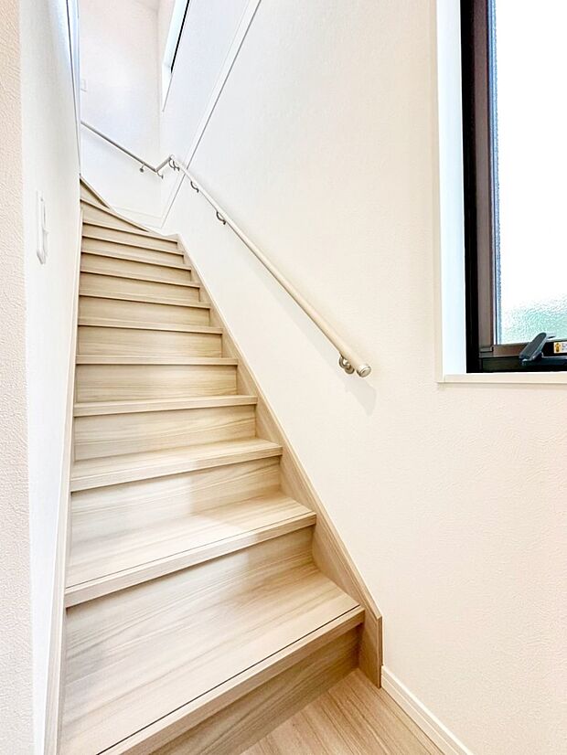 【その他内観】階段は手すり付きなので小さなお子さまやご高齢の方も安心です