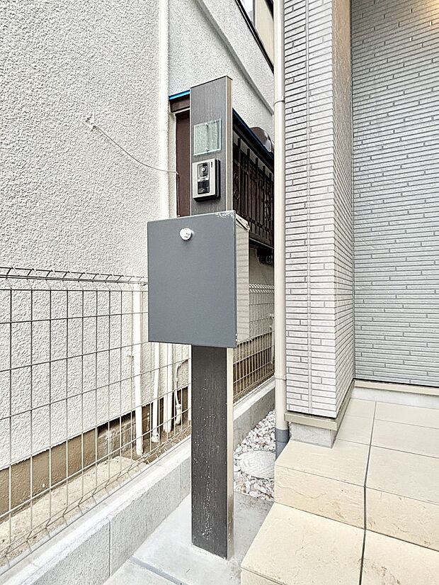 【その他現地】表札・インターホン・ポストをひとつに集約。エントランスになじむシンプルデザイン。