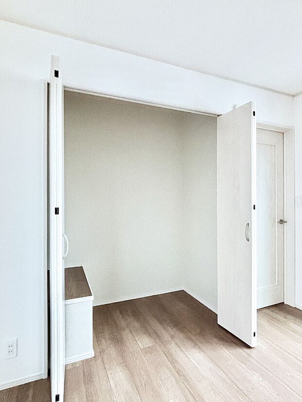 【収納】洋室のクローゼット。奥行きがあるので厚手の衣類もすっきり収まります。