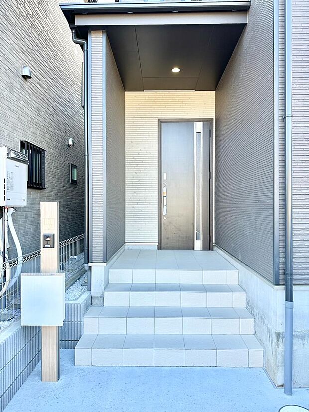 【玄関】玄関前は雨が降っても濡れにくい屋根付き　