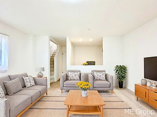 【リビング】ご家族の賑やかな話し声で包まれる明るいリビング  ※家具はCGです　