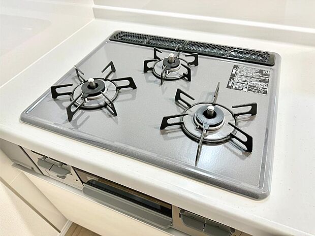 【その他設備(三ツ口コンロ)】三口ガスコンロでお料理が一気にはかどりそう  