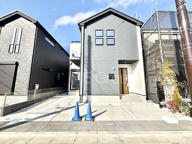 【現地外観写真】洗練された外観、上質な住空間が広がる室内は永く安心して過ごせる住居です。 