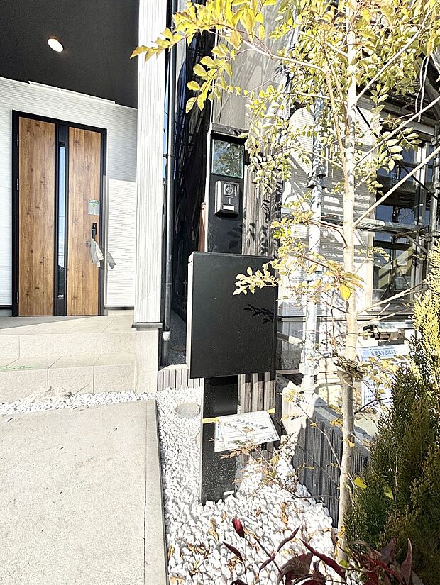 【その他現地】シンプルデザインのポスト。