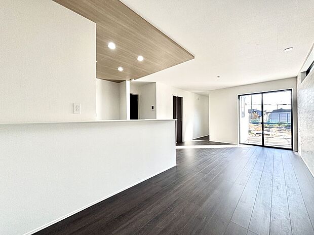 【ダイニング】家族の笑顔が自然と生まれてくる、そんな雰囲気のダイニングに仕上がっています。