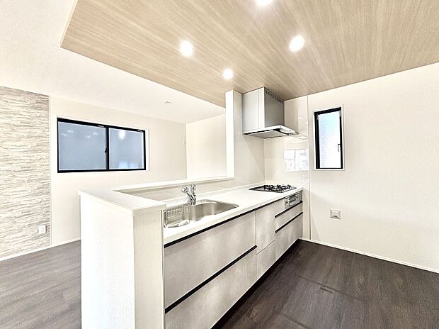 【キッチン】ゆとりあるキッチンではご家族と楽しくお料理ができます。