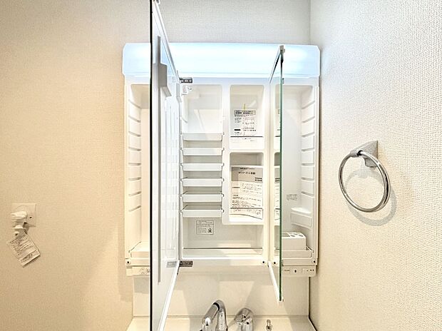 【その他設備(三面鏡裏収納)】三面鏡の裏に、化粧品や衛生用品などを収納可能。洗面台をすっきりと保ちます！