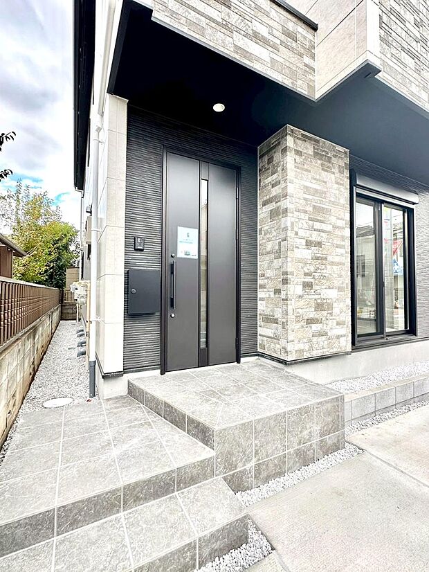 【玄関】大切な家族、来客を出迎える玄関。