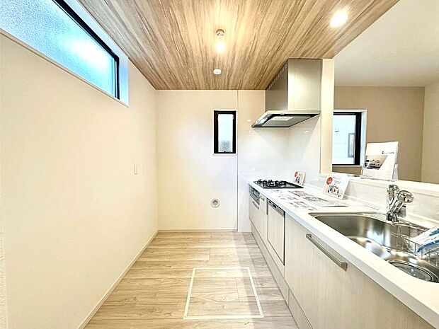 【キッチン】ゆとりあるキッチンではご家族と楽しくお料理ができます。