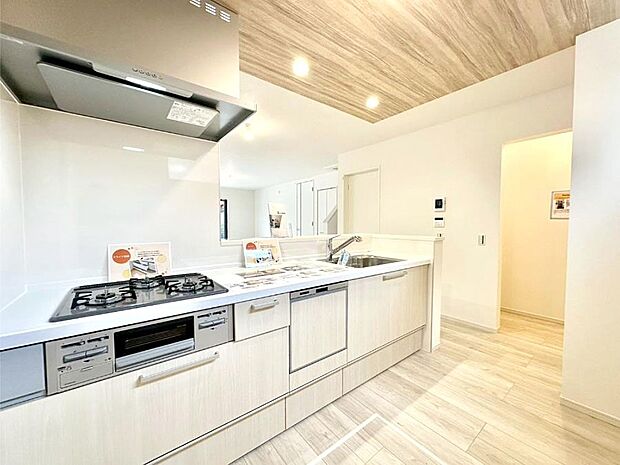 【ダイニングキッチン】料理をしながらでもご家族との会話を楽しめる対面キッチン