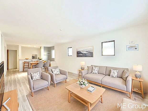 【リビング】ご家族の賑やかな話し声で包まれる明るいリビング  ※家具はCGです