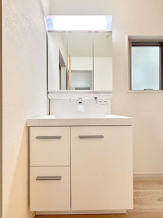 【洗面台・洗面所】大きく見やすい三面鏡で清潔感ある洗面台は、身だしなみチェックや肌のお手入れにおすすめです。