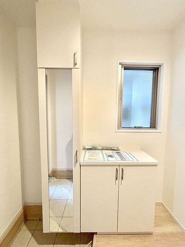 【その他設備(シューズボックス)】たっぷり収納できるシューズボックスで家族全員の靴も、玄関すっきり。  