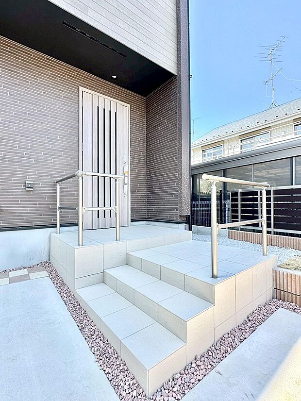 【玄関】大切な家族、来客を出迎える玄関。
