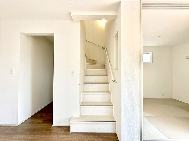 【その他内観】階段は手すり付きなので小さなお子さまやご高齢の方も安心です