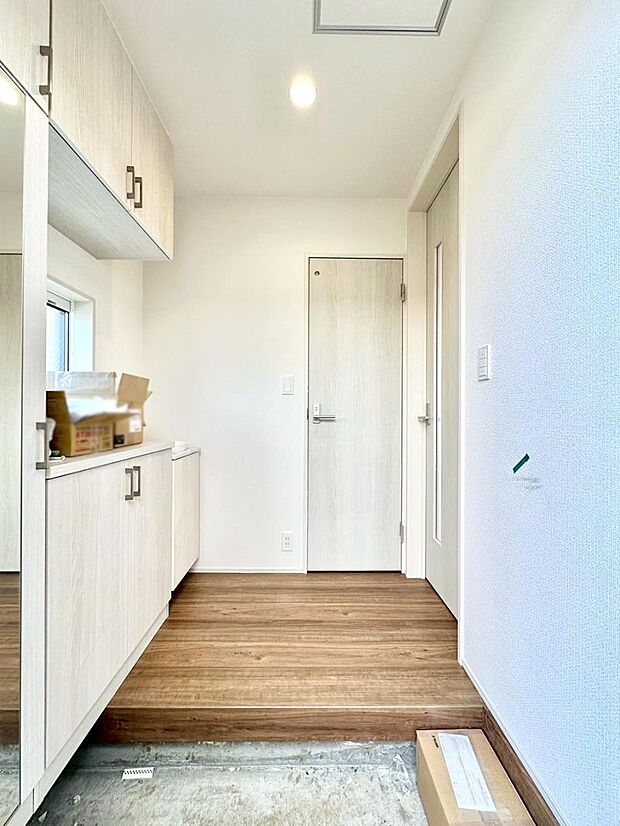 【玄関】家族の帰宅やお客様をあたたかく迎える玄関