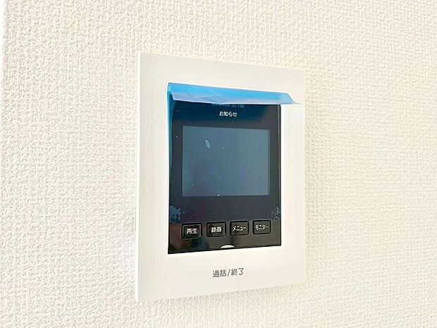 【TVモニター付きインターフォン】TVモニター付きインターフォンで防犯面も安心です。