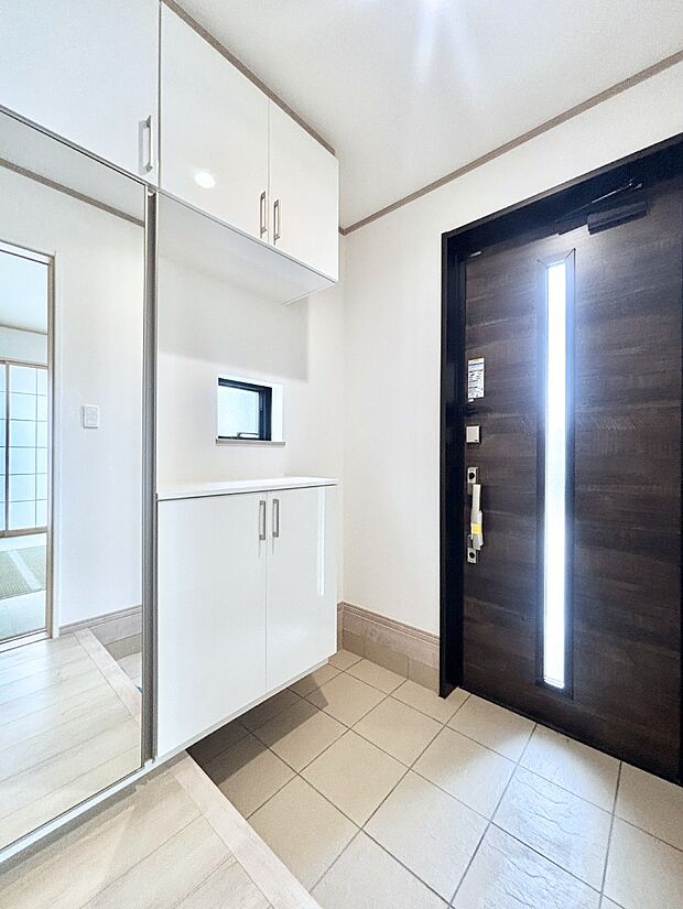 【玄関】明るい玄関はお客様をお出迎えするのにぴったりです！ 