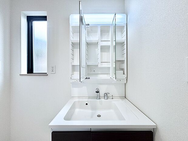 【三面鏡裏収納】三面鏡の裏に、化粧品や衛生用品などを収納可能。洗面台をすっきりと保ちます！