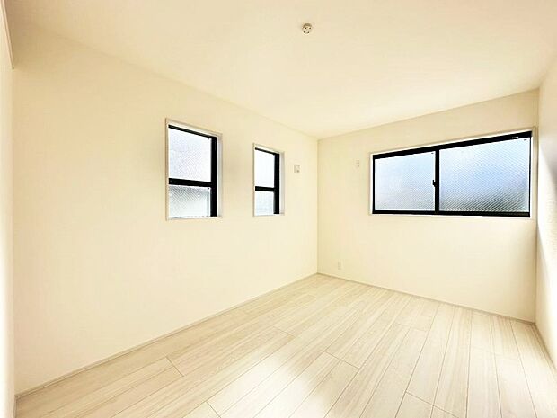 【子供部屋】窓からのやさしい光が心地よいプライベートルーム