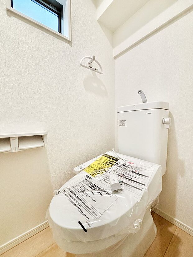 【トイレ】明るく清潔感のあるトイレです。 