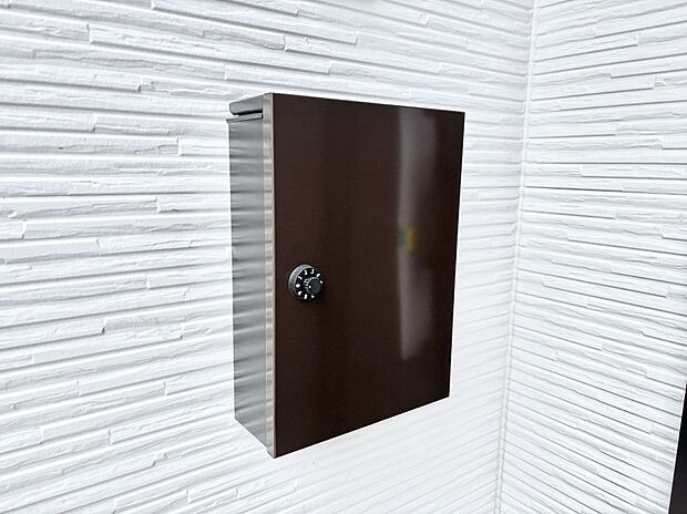 【その他現地】シンプルデザインのポスト。