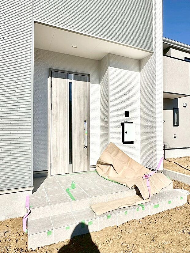 【玄関】大切な家族、来客を出迎える玄関。