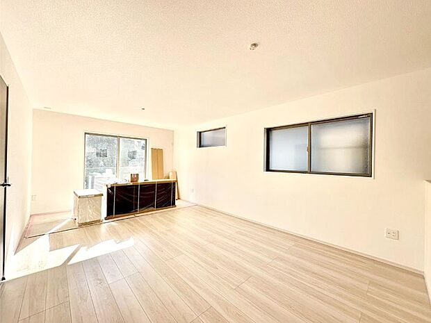 【ダイニング】明るい陽光が注ぎ、寛ぎの雰囲気に満たされるダイニング。   