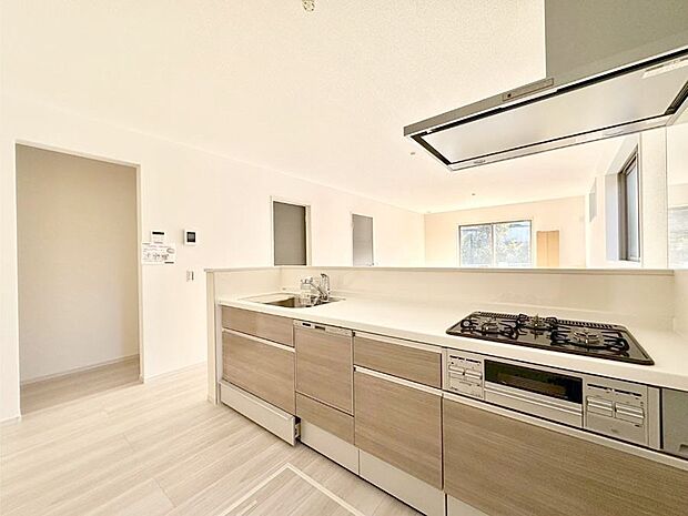 【ダイニングキッチン】料理をしながらでもご家族との会話を楽しめる対面キッチン