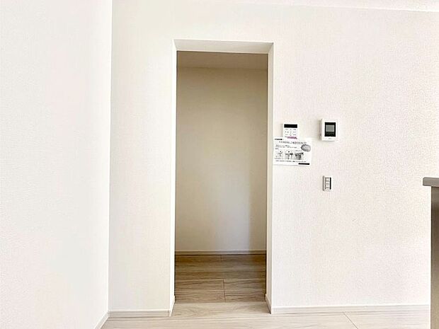 【その他設備(パントリー)】キッチンにはパントリー！食材のストックはもちろん、日用品の収納など使い方はいろいろ！