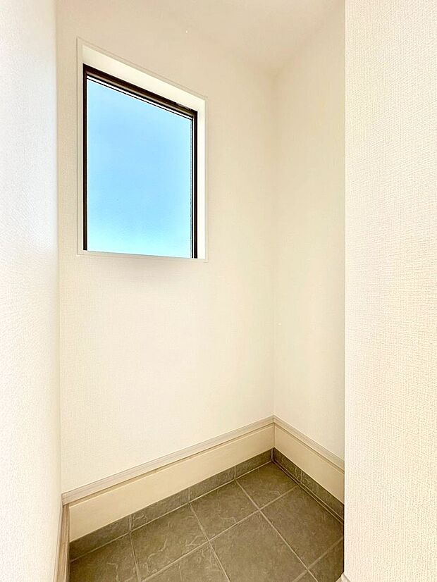 【その他設備(ＳＩＣ)】シューズインクローク付き！雨具やベビーカーも置けます。   