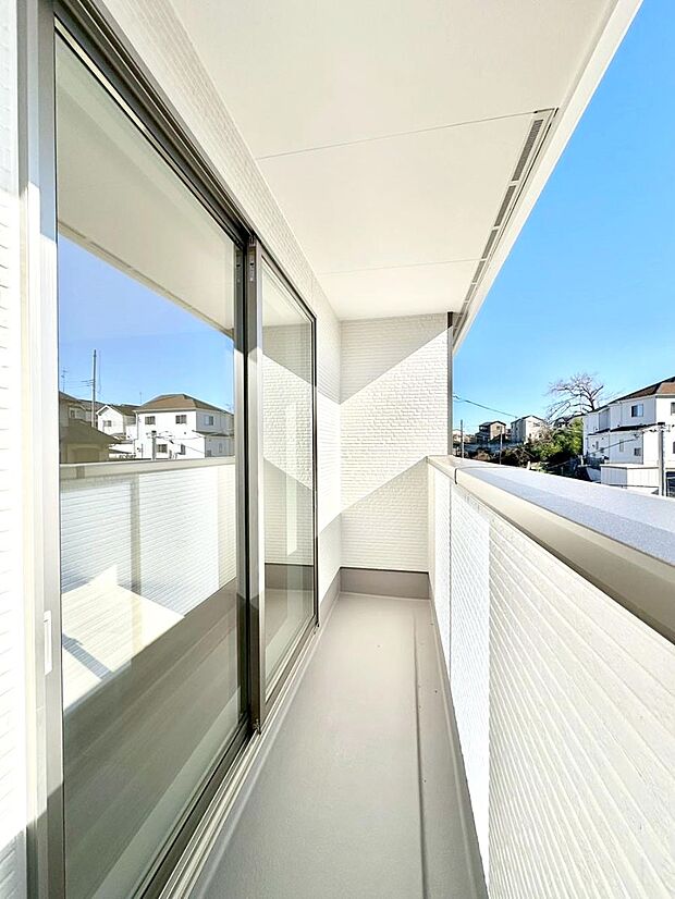 【バルコニー】南向きのバルコニー！ご家族の洗濯物はもちろん、お布団もたっぷり干せます！