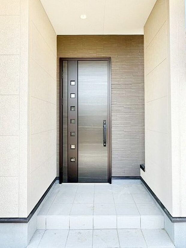 【玄関】玄関前は雨が降っても濡れにくい屋根付き