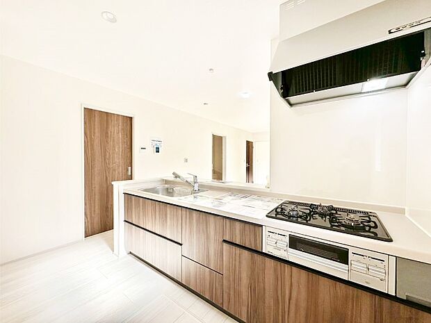 【ダイニングキッチン】料理をしながらご家族との会話を楽しめる対面カウンターキッチン