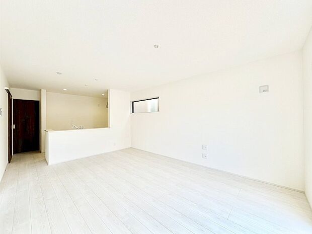 【リビング】ご家族の賑やかな話し声で包まれる明るいリビング