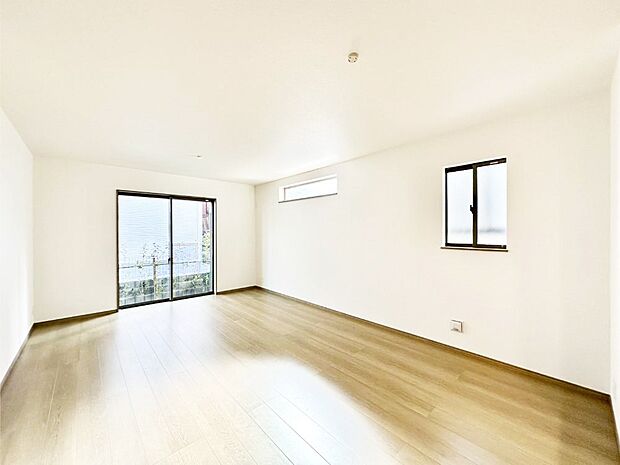 【リビングダイニング】大きな窓からたっぷりの陽光と風を感じられるリビング