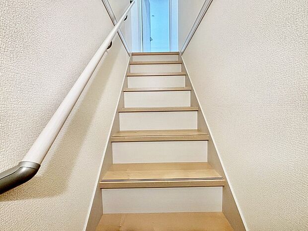 【その他内観】安全性を考慮し階段には手すりを設置しています
