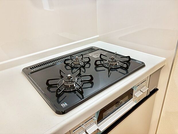 【Siセンサーコンロ】ガスコンロはSiセンサー搭載。火力調節や焦げ付き・消し忘れも防いでくれます。